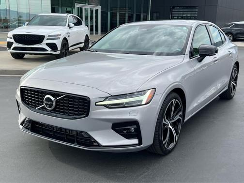2024 Volvo S60 B5 Plus Dark Theme