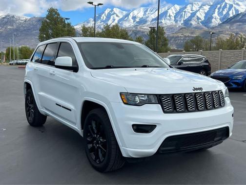 Bright White Clearcoat 2021 Jeep Grand Cherokee Laredo