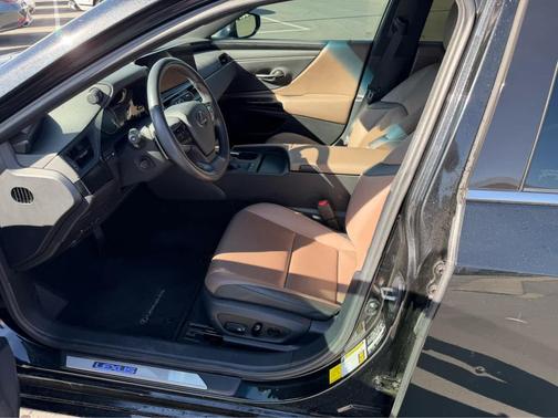 2023 Lexus ES 300h Base