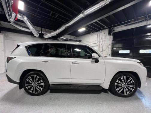 2025 Lexus LX 700h Luxury