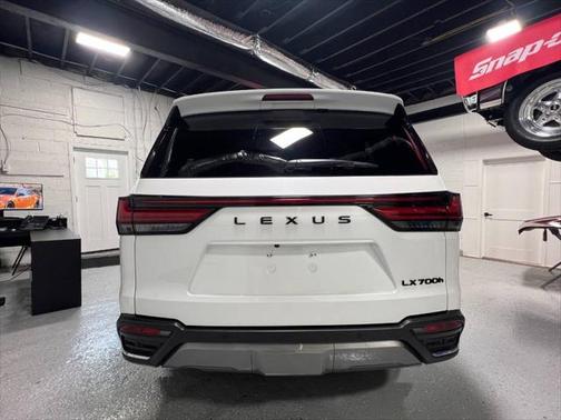 2025 Lexus LX 700h Luxury
