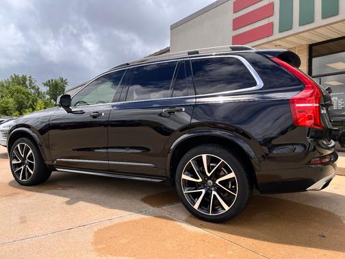 Onyx Black Metallic 2018 Volvo XC90 T6 Momentum