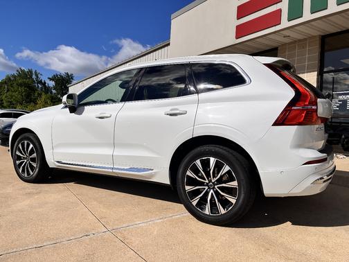 Crystal White Metallic 2023 Volvo XC60 B5 Plus Bright Theme