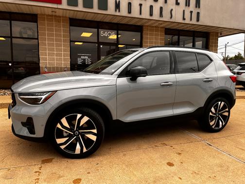 2025 Volvo XC40 B5 Plus Dark Theme