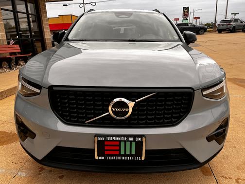 2025 Volvo XC40 B5 Plus Dark Theme