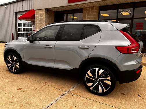 2025 Volvo XC40 B5 Plus Dark Theme