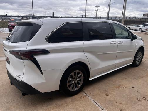 2024 Toyota Sienna LE