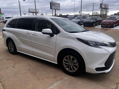 2024 Toyota Sienna LE