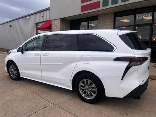 2024 Toyota Sienna LE