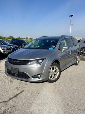 Billet Silver Metallic Clearcoat 2018 Chrysler Pacifica Touring-L Plus