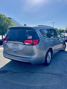 Billet Silver Metallic Clearcoat 2018 Chrysler Pacifica Touring-L Plus
