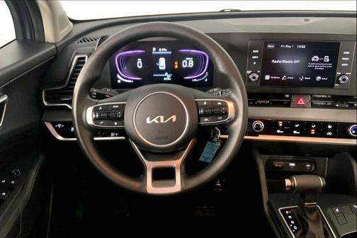 Everlasting Silver 2025 Kia Sportage LX