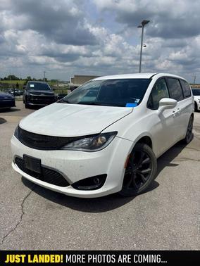 Bright White Clearcoat 2019 Chrysler Pacifica Touring Plus