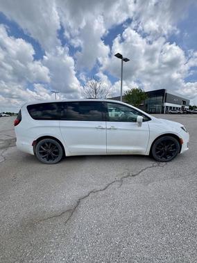 Bright White Clearcoat 2019 Chrysler Pacifica Touring Plus