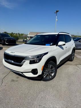 Snow White Pearl 2024 Kia Seltos LX