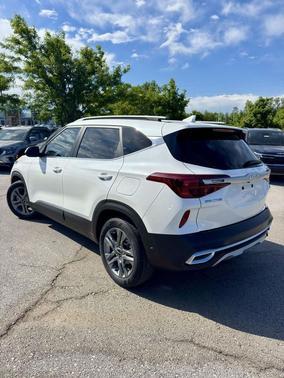 Snow White Pearl 2024 Kia Seltos LX