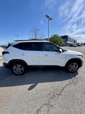 Snow White Pearl 2024 Kia Seltos LX