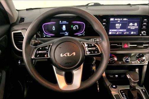 Snow White Pearl 2024 Kia Seltos LX