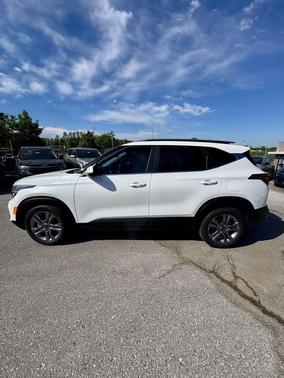 Snow White Pearl 2024 Kia Seltos LX