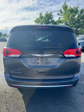 Granite Crystal Metallic Clearcoat 2017 Chrysler Pacifica Touring-L