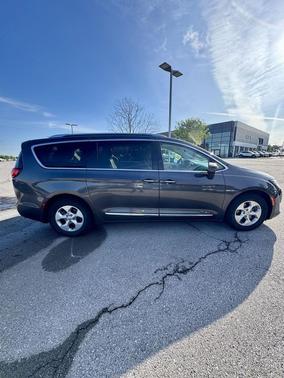 Granite Crystal Metallic Clearcoat 2017 Chrysler Pacifica Touring-L