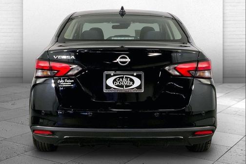 Super Black 2025 Nissan Versa 1.6 SV