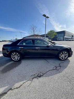 Gloss Black 2020 Chrysler 300 Limited