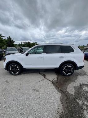 Glacial White Pearl 2024 Kia Telluride S
