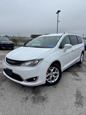 Bright White Clearcoat 2018 Chrysler Pacifica Touring-L