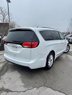 Bright White Clearcoat 2018 Chrysler Pacifica Touring-L