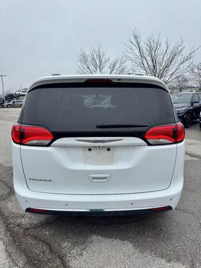 Bright White Clearcoat 2018 Chrysler Pacifica Touring-L