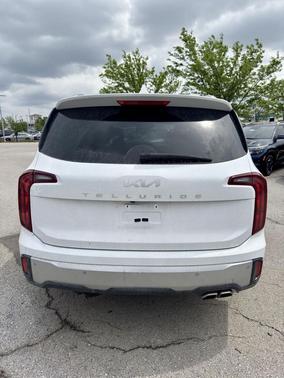 Glacial White Pearl 2024 Kia Telluride S