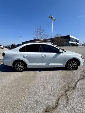 Pure White 2018 Volkswagen Jetta 1.4T SE