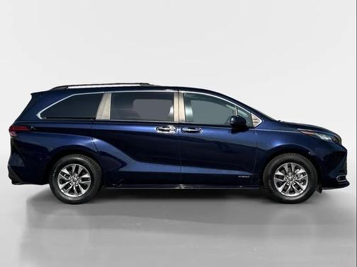 2021 Toyota Sienna XLE 7 Passenger