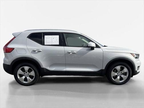 2020 Volvo XC40 T5 Momentum