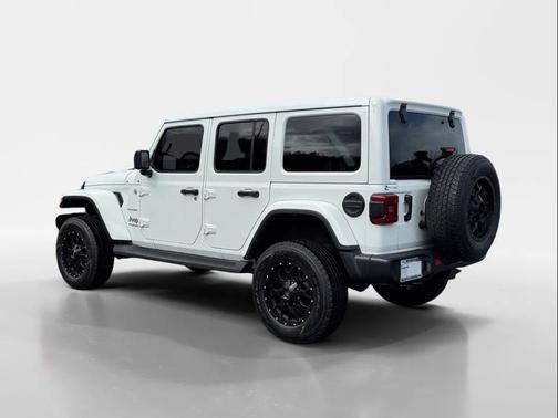Bright White Clearcoat 2022 Jeep Wrangler Unlimited Sahara