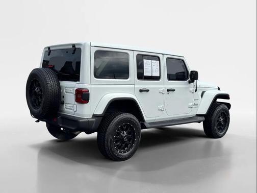Bright White Clearcoat 2022 Jeep Wrangler Unlimited Sahara