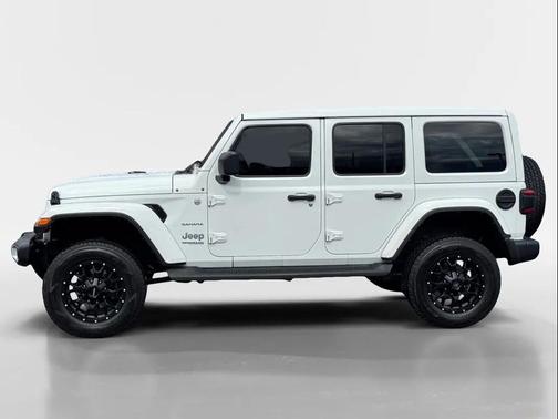 Bright White Clearcoat 2022 Jeep Wrangler Unlimited Sahara