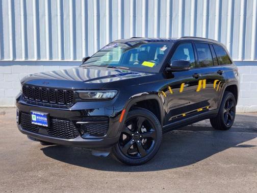 Diamond Black Crystal Pearlcoat 2022 Jeep Grand Cherokee Altitude
