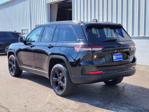Diamond Black Crystal Pearlcoat 2022 Jeep Grand Cherokee Altitude