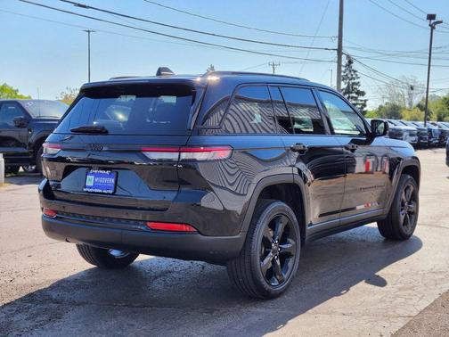 Diamond Black Crystal Pearlcoat 2022 Jeep Grand Cherokee Altitude