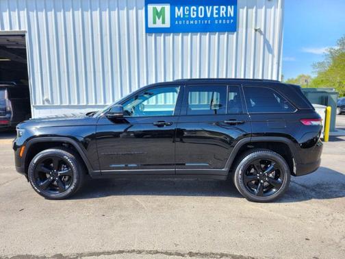 Diamond Black Crystal Pearlcoat 2022 Jeep Grand Cherokee Altitude