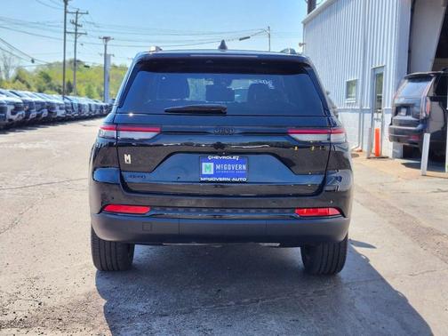 Diamond Black Crystal Pearlcoat 2022 Jeep Grand Cherokee Altitude