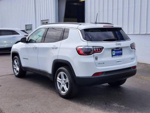 Bright White Clearcoat 2023 Jeep Compass Latitude