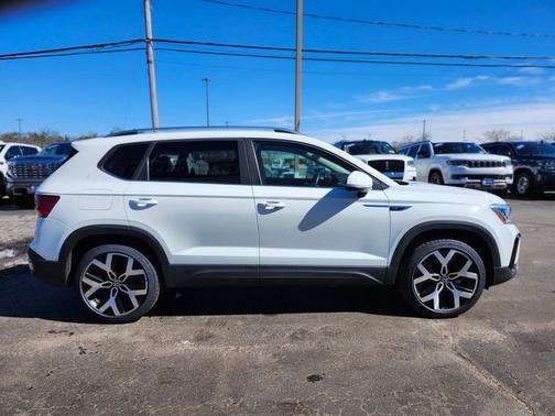 Pure White 2022 Volkswagen Taos 1.5T SEL