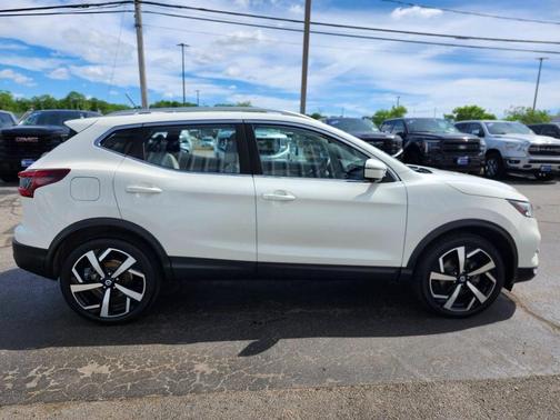 Pearl White Tricoat 2022 Nissan Rogue Sport SL