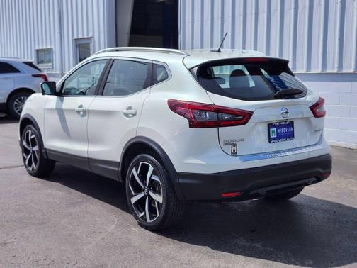 Pearl White Tricoat 2022 Nissan Rogue Sport SL