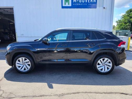 Deep Black Pearl 2023 Volkswagen Atlas Cross Sport 3.6L V6 SE w/Technology