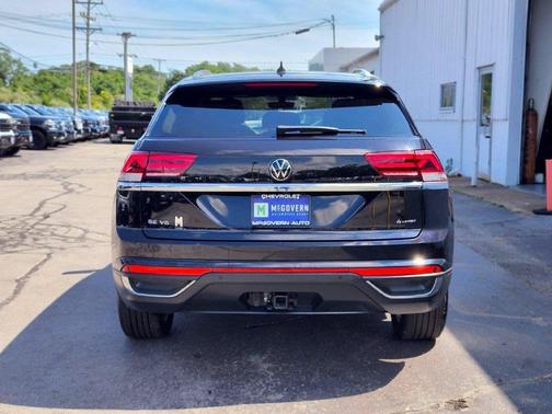 Deep Black Pearl 2023 Volkswagen Atlas Cross Sport 3.6L V6 SE w/Technology