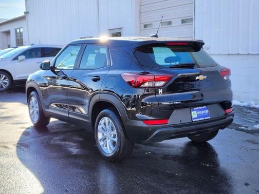 Mosaic Black Metallic 2025 Chevrolet Trailblazer LS